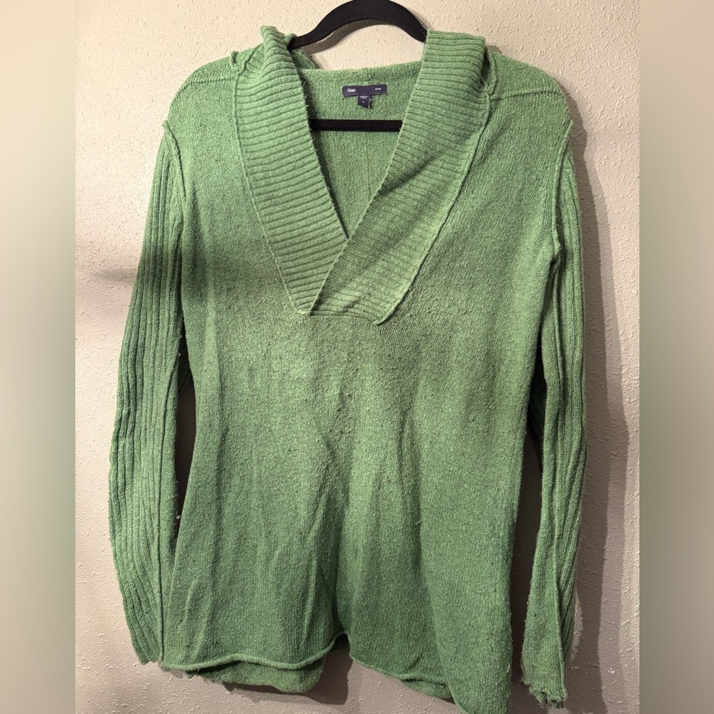 GAP V-Neck Sweater in Soft Green